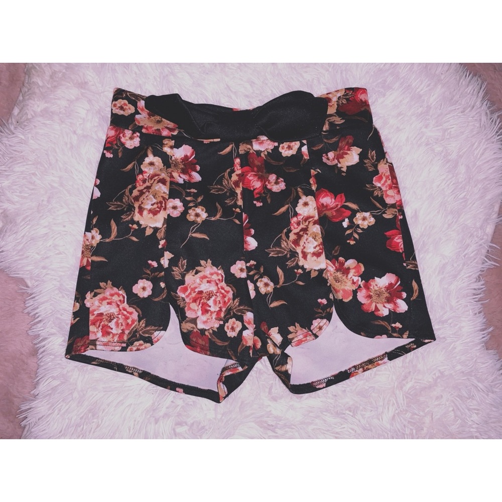 🆕🌷Charlotte Russe Waist Flower Shorts🌷🆕